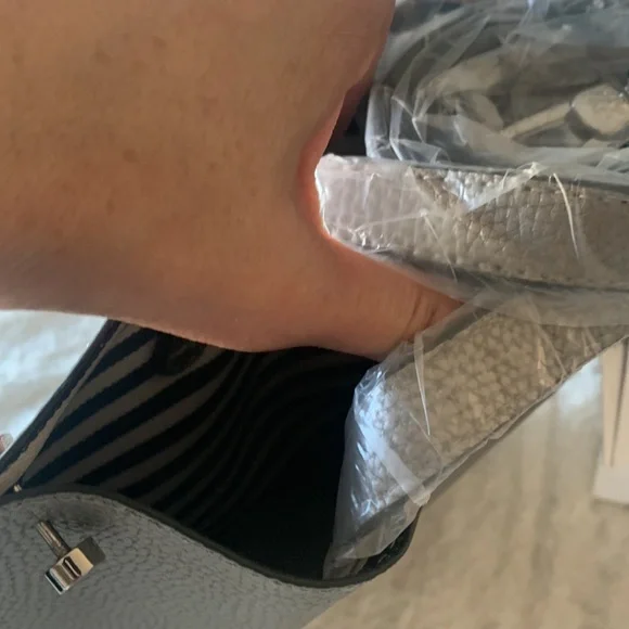 NWT Splendid Reversible Tote Pewter/blue& white inside magnetic closure - Picture 4 of 8